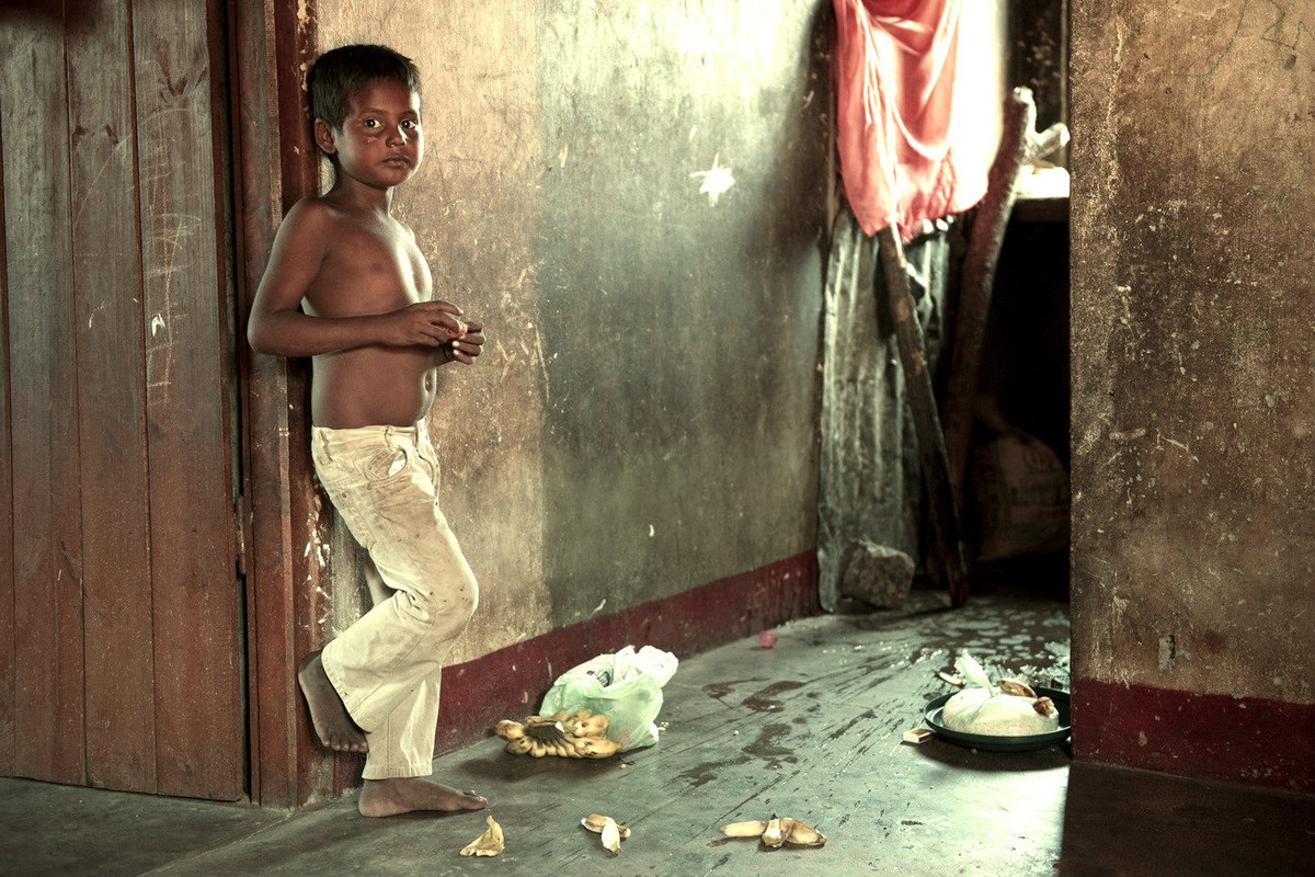 Ein Junge im September 2014 vor seinem Haus in Sri Lanka, das vom Schweizerischen und dem Australischen Roten Kreuz und von der «Swiss Solidarity» wiederaufgebaut wurde.&nbsp;