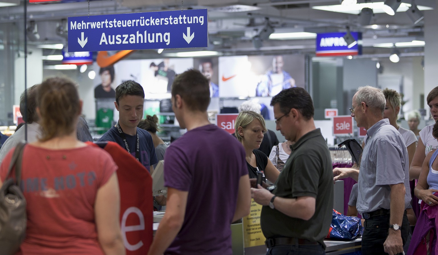 Shoppers get their VAT refunded at the shopping center Lago in Constance, Germany, pictured on September 3, 2011. (KEYSTONE/Martin Ruetschi)

Leute lassen sich im Einkaufszentrum Lago in Konstanz, Deu ...