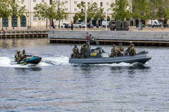 epa12420008 Members of the Politiets Aktionsstyrken (AKS), a special unit within the Danish police, patrol the canals around Christiansborg Castle in Copenhagen, Denmark, 01 October 2025, where the Da ...