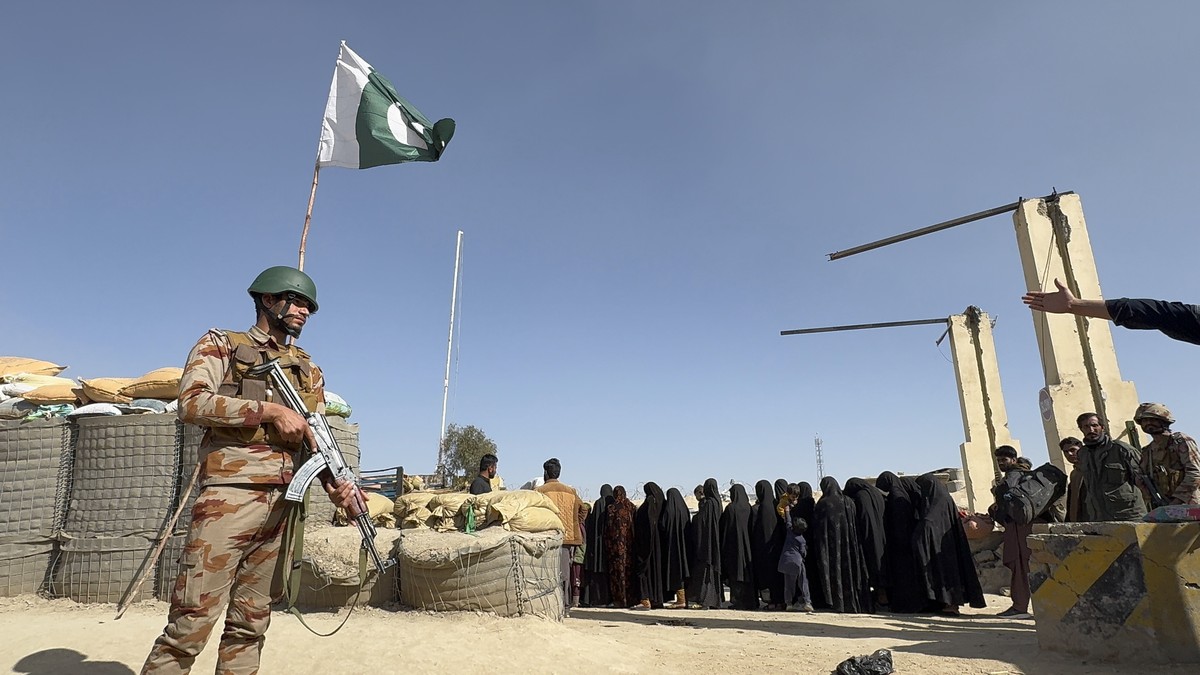 epa12772932 Afghans arrested for illegally crossing into Iran through the Pak-Iran border line up as they are sent back to Afghanistan at the Pak-Afghan border in Chaman, 24 February 2026. Turbat poli ...