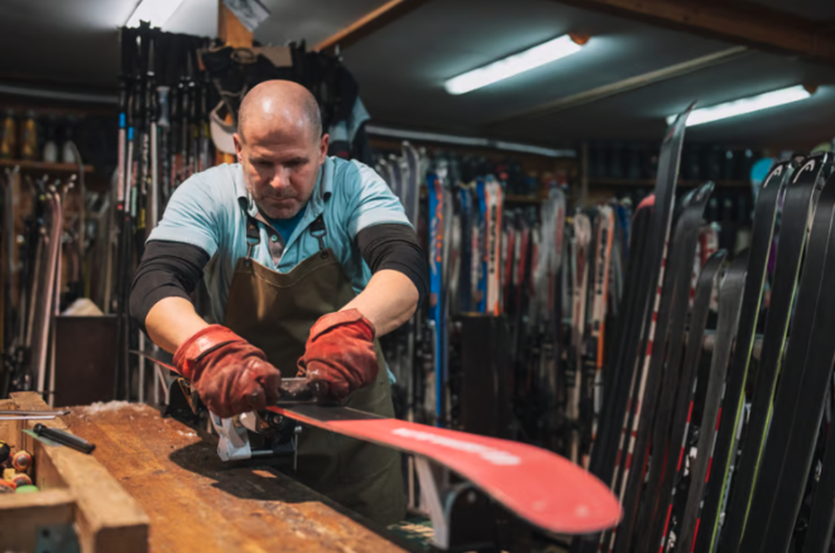Le ski est nettement plus confortable avec des skis fartés.Image : Getty Images