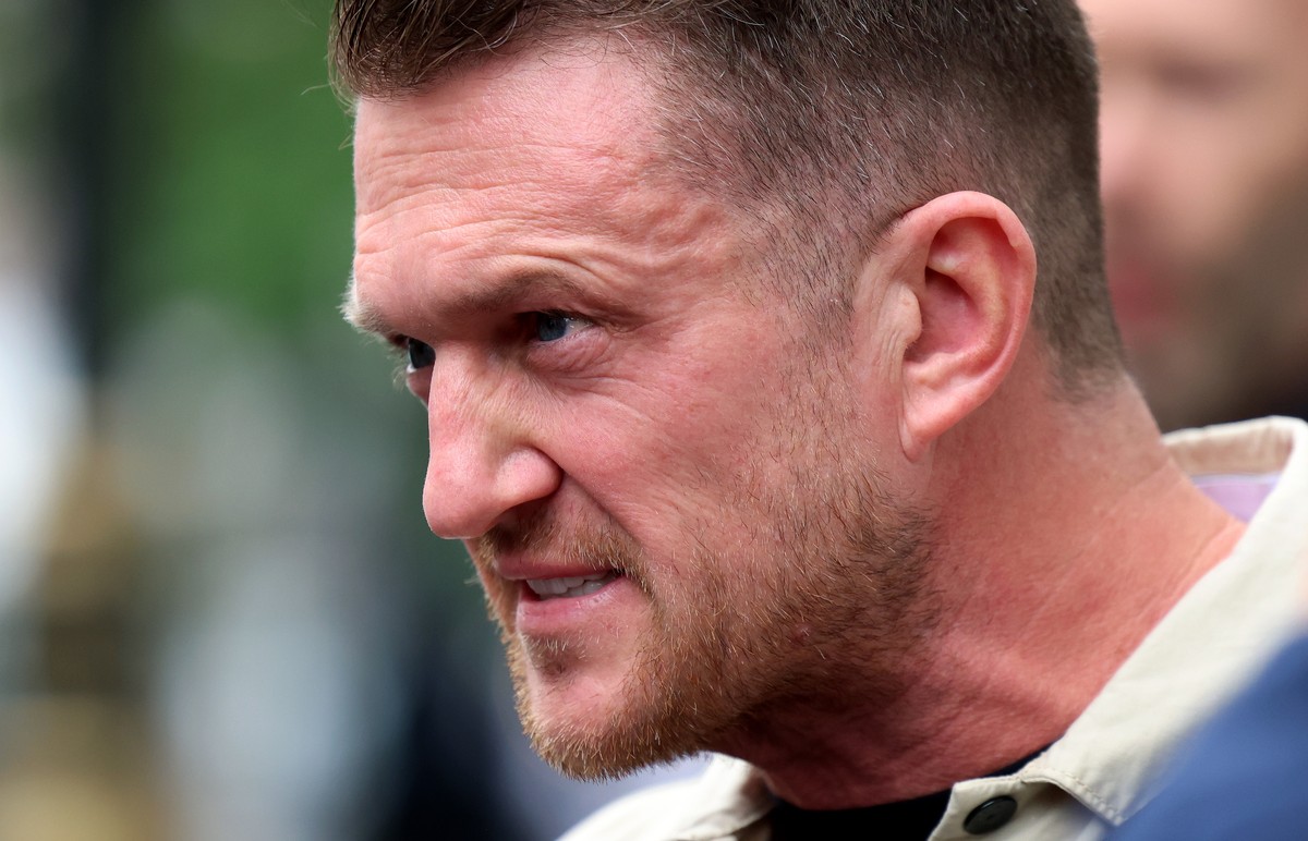 epa12157067 Political activist Tommy Robinson arrives at Westminster Magistrates Court in London, Britain, 05 June 2025. Robinson is to appear in court charged with harassment of two journalists betwe ...