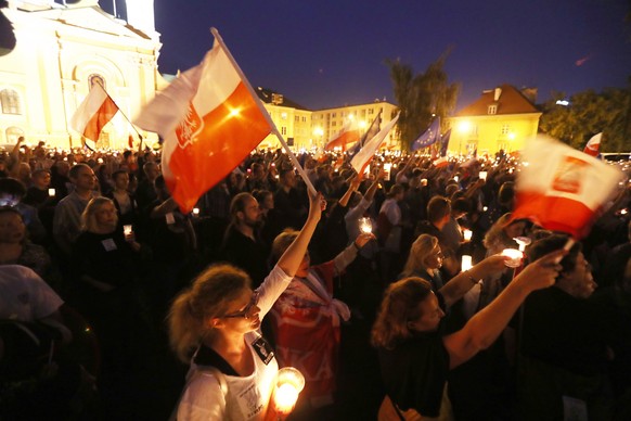 epa06105965 People participate in a protest in front of the Supreme Court building in Warsaw, Poland, 23 July 2017. Members and supporters of Polish opposition parties and the Committee for the Defenc ...