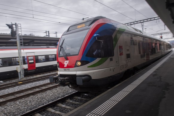 Ein Tilo-Regionalzug am Bahnhof von Chiasso, am Donnerstag, 10. Dezember 2020. Eurocity-Zuege verkehren weiterhin zwischen der Schweiz und Italien - wenn auch in reduzierter Anzahl: Auf diese Loesung  ...