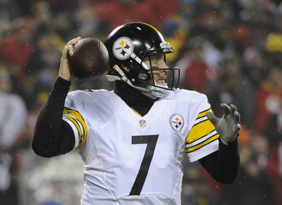 epa05720189 Pittsburgh Steelers quarterback Ben Roethlisberger throws against the Kansas City Chiefs in the first half of their AFC Divisional playoff game at Arrowhead Stadium in Kansas City, Kansas, ...