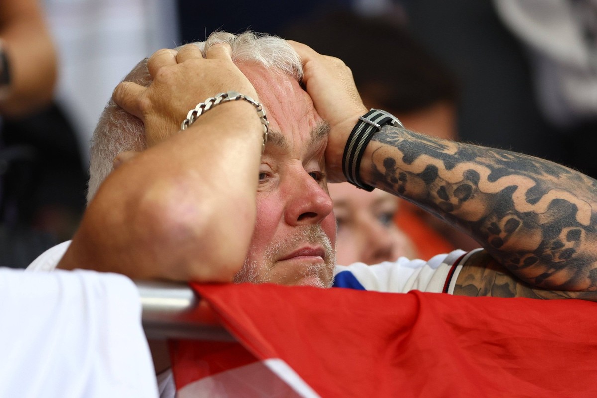 Dejected England fan England v Slovakia, UEFA European Championship, EM, Europameisterschaft 2024, Round of 16, Football, Arena AufSchalke, Gelsenkirchen, Germany - 30 Jun 2024 EDITORIAL USE ONLY No u ...