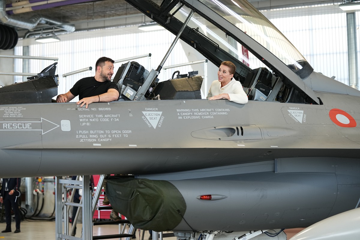 Zelensky et la première ministre danoise Mette Frederiksen dans le cockpit d'un F-16.