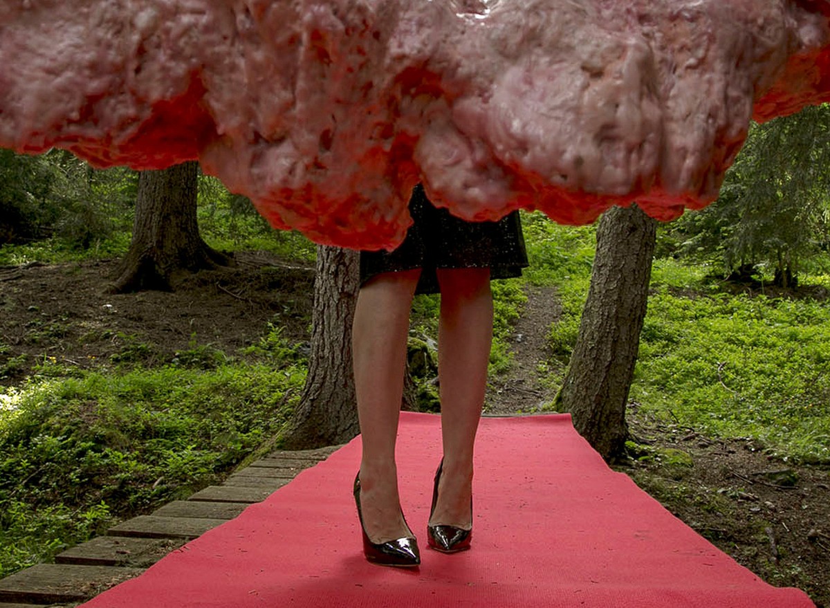 Hasler auf dem roten Teppich ihrer «Avant/Après»-Installation.