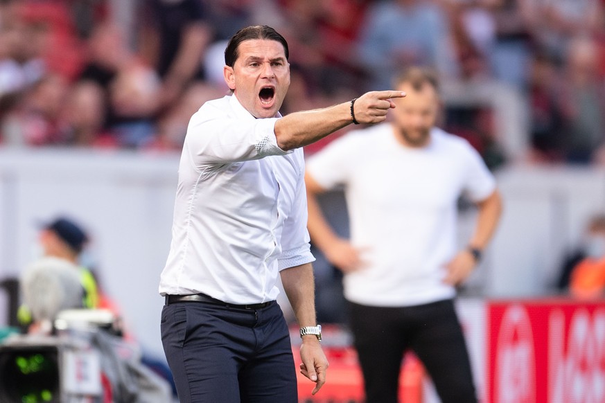 25.09.2021, Nordrhein-Westfalen, Leverkusen: Fu�ball, Bundesliga, 6. Spieltag, Bayer Leverkusen - FSV Mainz 05, BayArena: Leverkusens Trainer Gerardo Seoane gestikuliert an der Seitenlinie. Foto: Mari ...