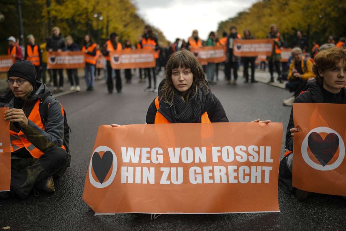 Climate activists from the organization Last Generation, Letzte Generation, block the "Strasse des 17. Juni" boulevard in protest against the climate policy in central Berlin, Germany, Satur ...