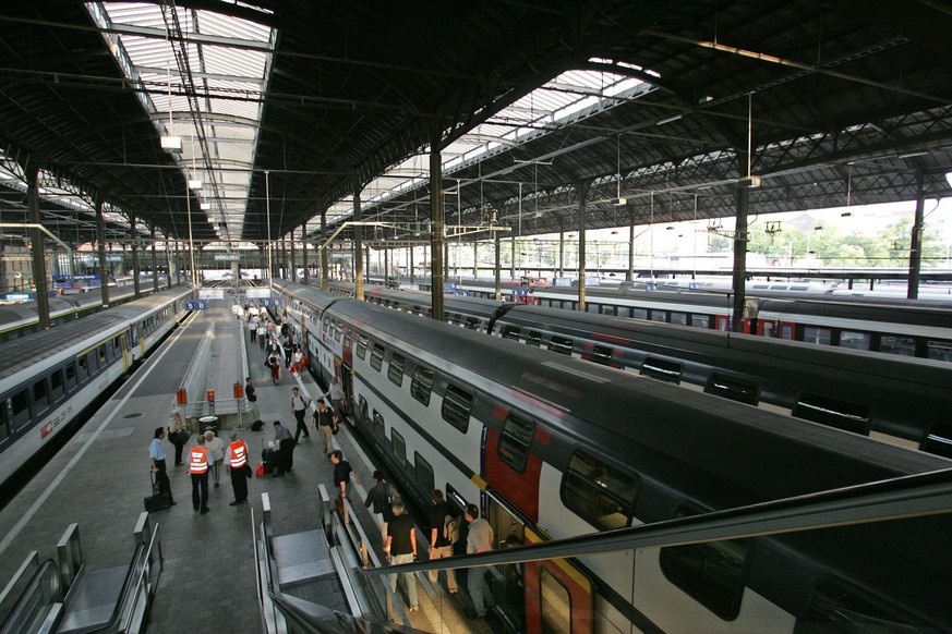 ZUM 10. JAHRESTAG DES STROMAUSFALLS AUF DEM SBB-NETZ AM MONTAG, 22. JUNI 2015, STELLEN WIR IHNEN FOLGENDES BILDMATERIAL ZUR VERFUEGUNG - Auf allen Bahngeleisen, so auch im Bahnhof Basel, stehen die Zu ...