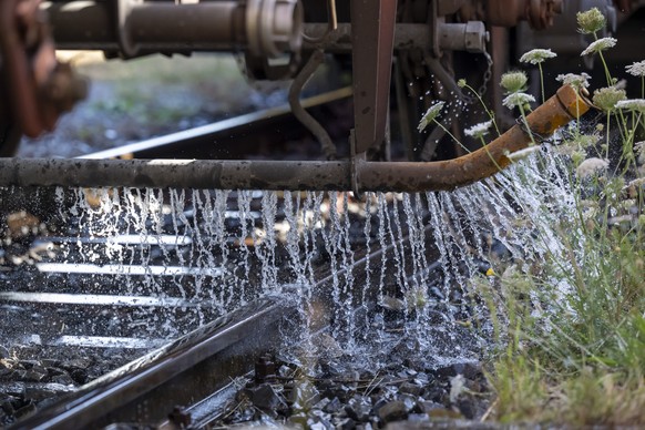KEYPIX - An einem Point de Presse wird mit einem Wassertankwagen demonstriert, wie die Schienen gekuehlt werden, bei der SBB Feuerwehr Intervention in Olten, am Donnerstag, 10. Juli 2025. Bei anhalten ...