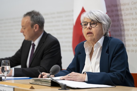 Bundesraetin Elisabeth Baume-Schneider, rechts, spricht neben Stephane Rossini, Leiter des Bundesamts fuer Sozialversicherungen (BSV), links, an einer Medienkonferenz ueber die Umsetzung der Initiativ ...