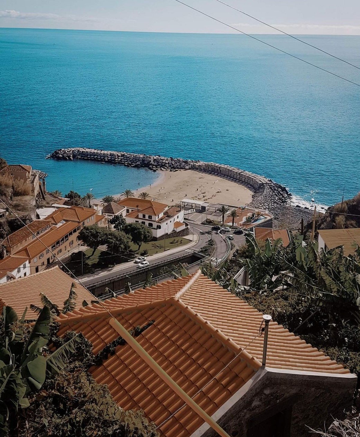 Einer der einzigen Sandstrände in Madeira.