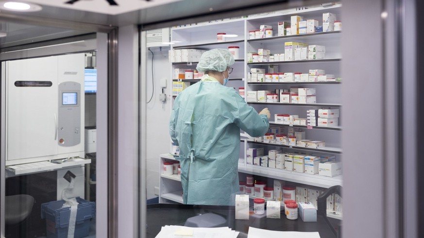 Eine Mitarbeiterin der Spitalapotheke im Spital Interlaken richtet Medikamenten Blister fuer die Patienten der verschiedenen Abteilungen, fotografiert am Freitag, 10. Februar 2023. (KEYSTONE/Christian ...