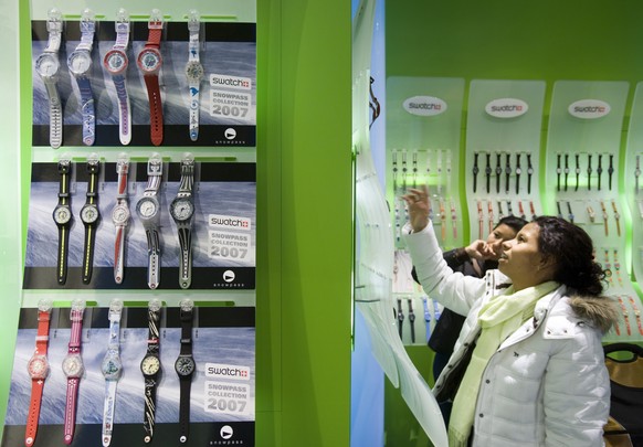 ZUM AKTUELLEN REKORDUMSATZ VON SWATCH STELLEN WIR IHNEN FOLGENDES THEMENBILD ZUR VERFUEGUNG. ---
Kunden betrachten am 7. November 2007 die Auslagen im Uhrengeschaeft Swatch-Store an der Bahnhofstrass ...