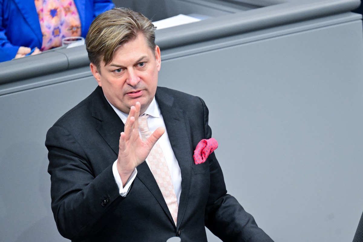 27.02.2026, Berlin: Maximilian Krah (AfD), Mitglied des Bundestages, spricht während der 60. Sitzung des 21. Deutschen Bundestages zum Thema Reform des Gemeinsamen Europäischen Asylsystems. Foto: Seba ...