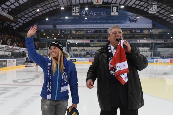 Skifahrerin Lara Gut und Ambri-Praesident Filippo Lombardi beim Eishockey Meisterschaftsspiel der National League A zwischen dem HC Ambri-Piotta und dem HC Lugano, am Sonntag, 3. Januar 2016, in der V ...