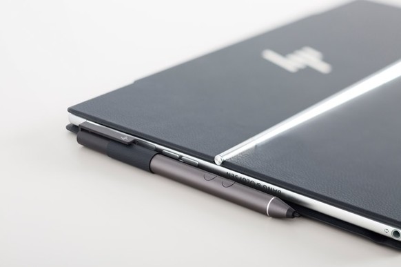HP liefert einen Stift mit, den man zum Schreiben und Zeichnen auf dem Touchbildschirm benutzen kann.