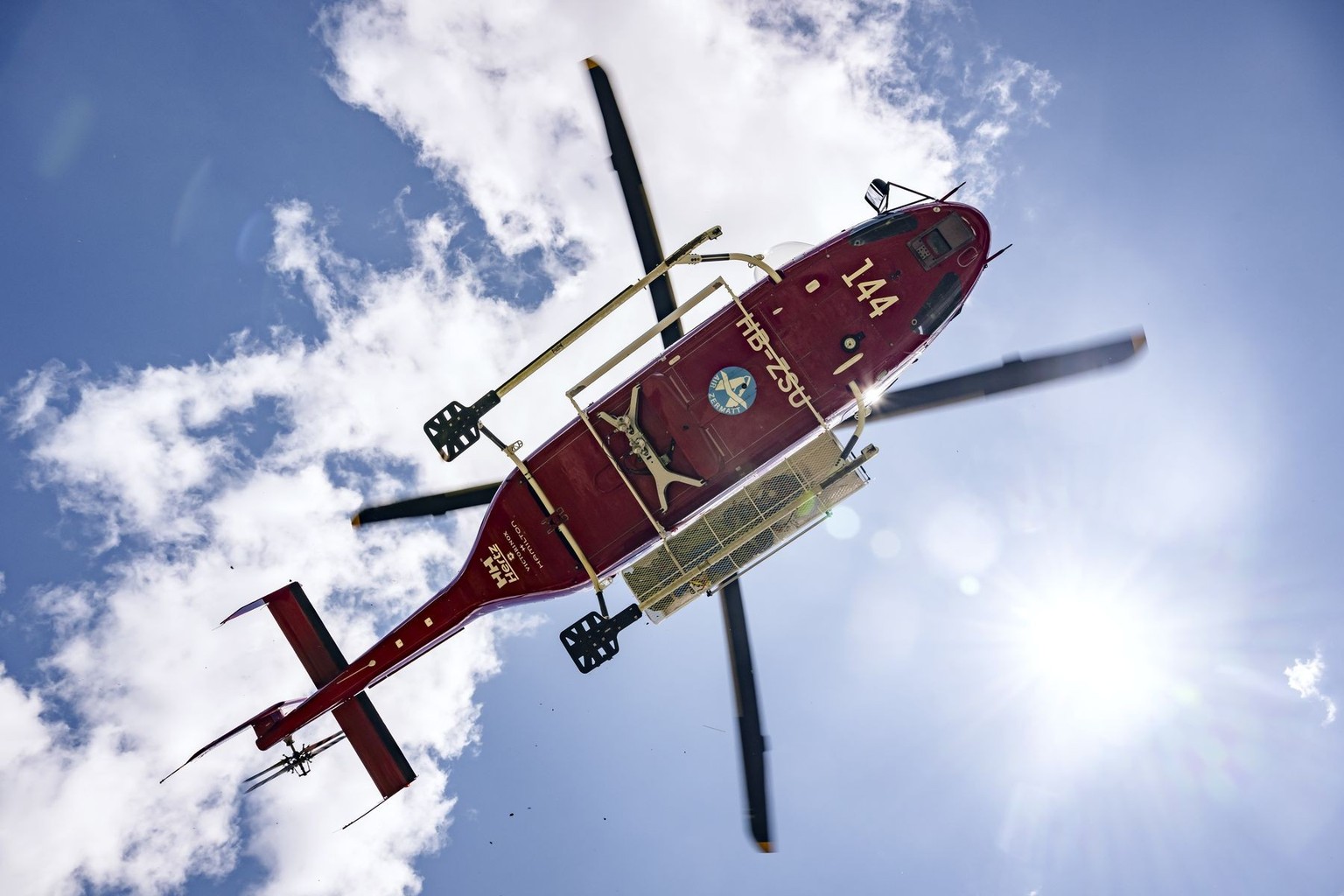 Ein Helikopter der Air Zermatt fliegt auf den Berg zum Kleinen Nesthorn im Loetschental, am Freitag, 23. Mai 2025, in Blatten. Das Dorf Blatten VS im Loetschental musste wegen der Gefahr eines Felsstu ...