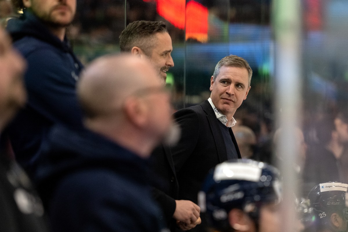 Zugs Trainer Dan Tangnes im Eishockey Qualifikationsspiel der National League zwischen dem EV Zug und den SCL Tigers am Mittwoch, 22. Februar 2023 in der Bossard Arena in Zug. (KEYSTONE/Maria Schmid)