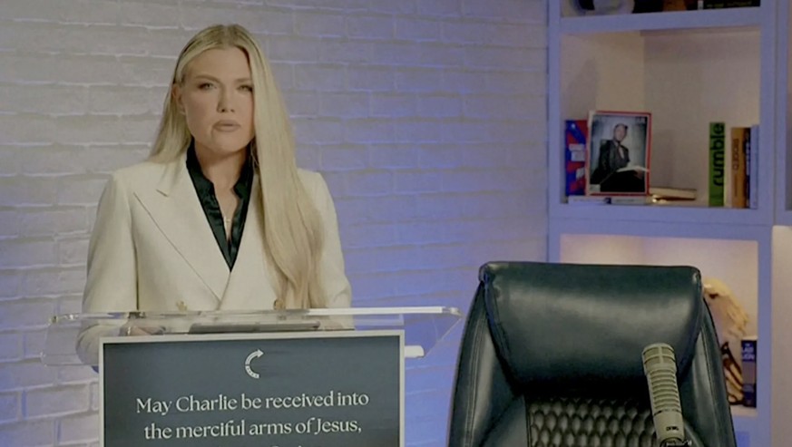 Erika Kirk im Podcaststudio ihres ermordeten Mannes Charlie. (Quelle: Screenshot)