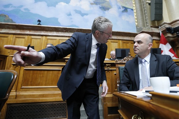 ARCHIV --- ZUR ANZEIGE GEGEN FDP-NATIONALRAT WALTER MUELLER BEI DER BUNDESANWALTSCHAFT STELLEN WIR IHNEN FOLGENDES BILD ZUR VERFUEGUNG --- Bundesrat Alain Berset, rechts, diskutiert mit Walter Mueller ...