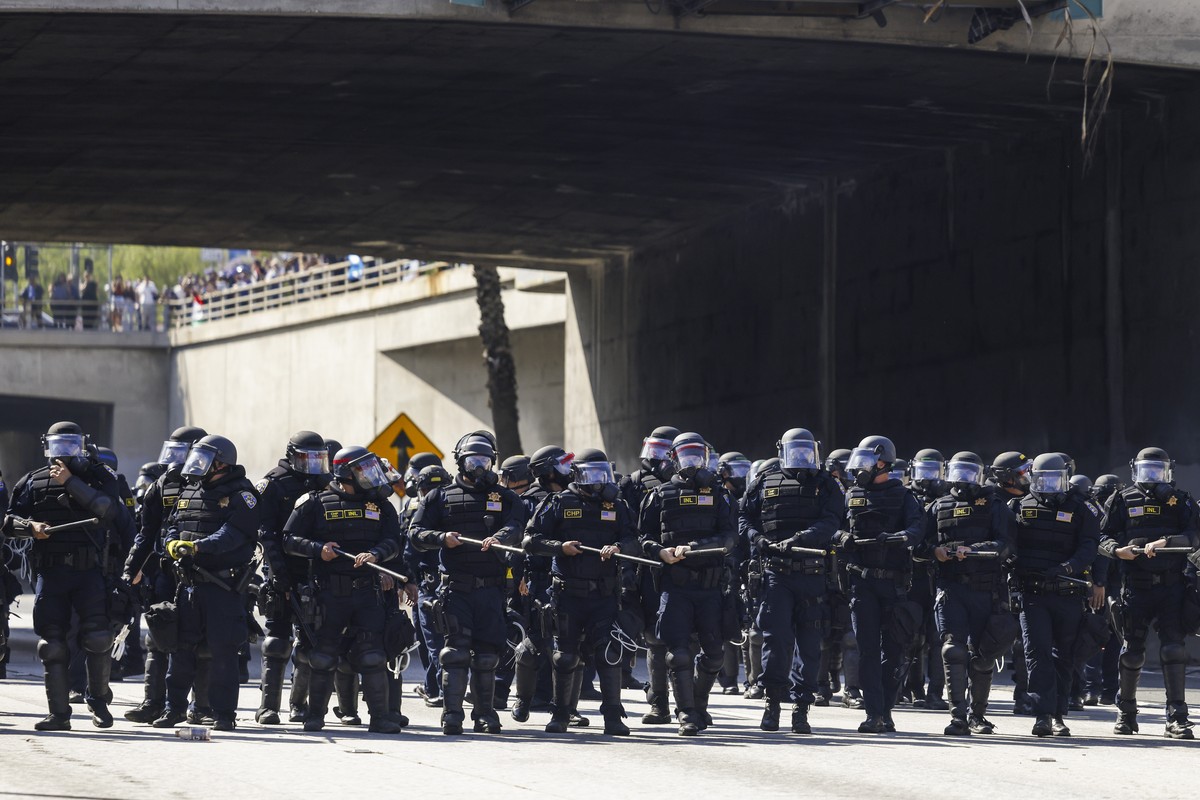 KEYPIX - epa12165710 Police officers move to clear activists protesting immigration raids from the road near the Edward R. Roybal Federal Building in Los Angeles, California, USA, 08 June 2025. US Pre ...
