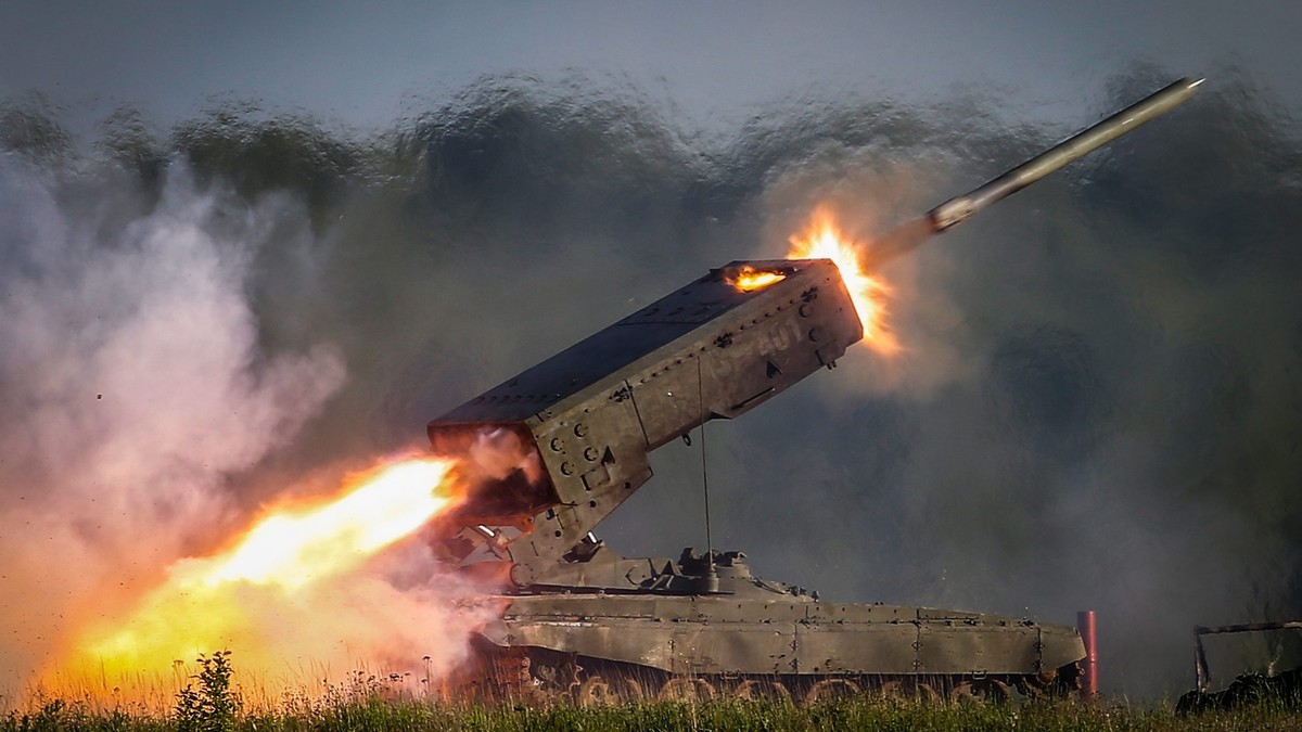 epa04803244 A Russian TOS-1A multiple rocket launcher fires during the field show programs during the International Military-Technical Forum 'ARMY-2015' in the Russian Armed Forces 'Pat ...