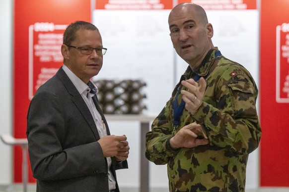 Thomas Suessli, Chef der Armee, rechts, und Urs Loher, Ruestungschef, sprechen anlaesslich der Armeebotschaft 2024, am Donnerstag, 21. Maerz 2024, auf dem Waffenplatz in Thun. Der Bundesrat hat an sei ...