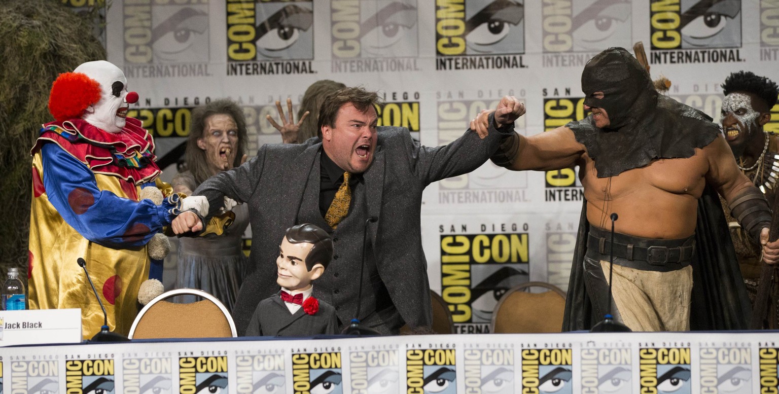 Jack Black wird von Figuren des Films «Goosebumps» abgeführt.