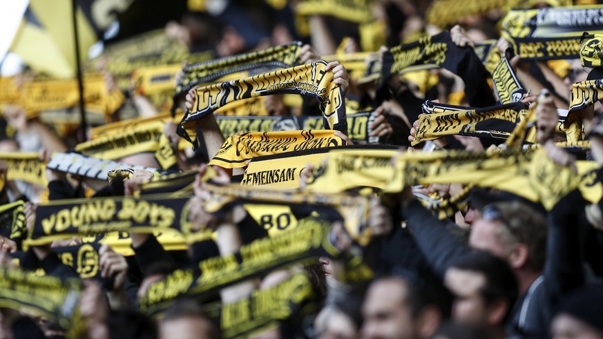 YB Fans halten ihre Schals hoch, waehrend dem Super League Spiel zwischen dem BSC Young Boys Bern und dem FC St. Gallen, am Sonntag, 1. Oktober 2017 im Stade de Suisse in Bern. (KEYSTONE/Peter Klaunze ...