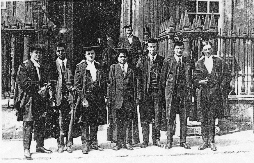 S. Ramanujan (Mitte) und sein Mentor G.H. Hardy (rechts aussen), am Trinity College in Cambridge.