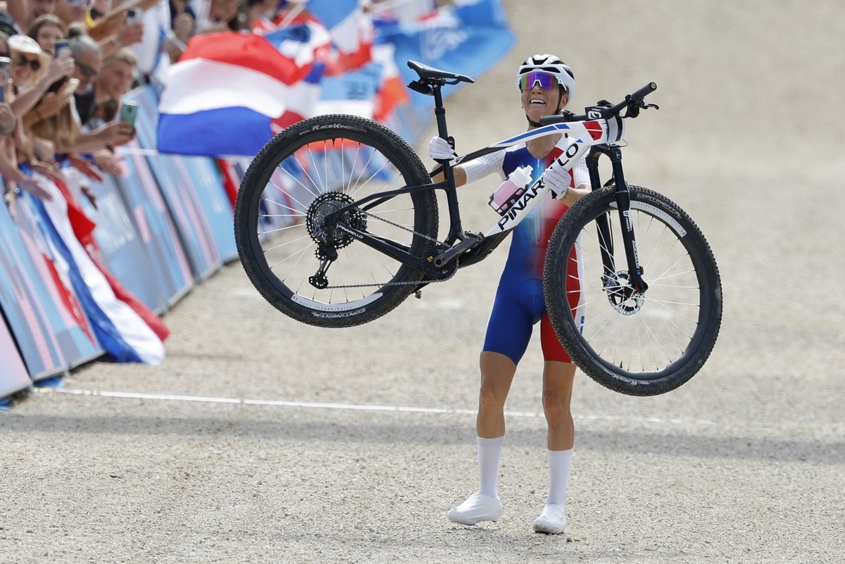 Pauline Ferrand Prevot a remporté la course de VTT lors des JO de Paris en 2024. Sa marque de vélo ne pourra jamais utiliser ce cliché pour faire sa pub.