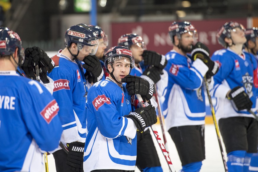 Zug&#039;s Lino Martschini, center, after the ice hockey Champions League match 1/16 Final between EHC Zug and Eisbaeren Berlin, in Zug, Switzerland, Tuesday, October 11, 2016. (KEYSTONE/Urs Flueeler)