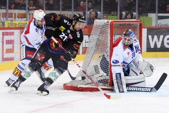 Zuercher Drew Shore, links, Berns Simon Moser und ZSC Goalie Lukas Flueeler, rechts, kaempfen um den Puck, im ersten Eishockey Playoff-Halbfinalspiel der National League zwischen dem SC Bern und dem Z ...