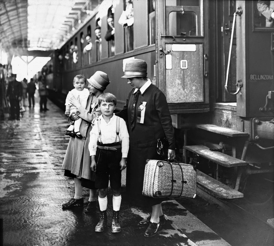 Zwei «Freundinnen» nehmen 1930 allein reisende Kinder in Empfang.