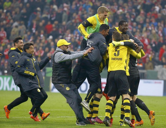 Borussia Dortmund players and coach Juergen Klopp (3rd L) celebrate after defeating Bayern Munich in the German Cup (DFB Pokal) semi-final soccer match in Munich, Germany April 28, 2015. Dortmund won  ...