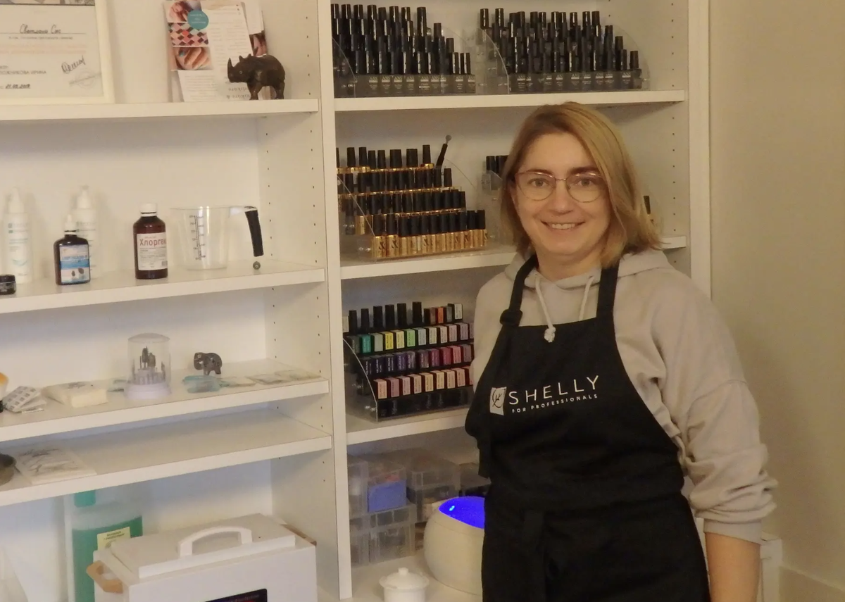 Svitlana Sys a travaillé jusqu'à 16 heures par jour dans son salon de manucure à Kiev. Elle a maintenant aménagé un studio dans le presbytère de Kirchberg.