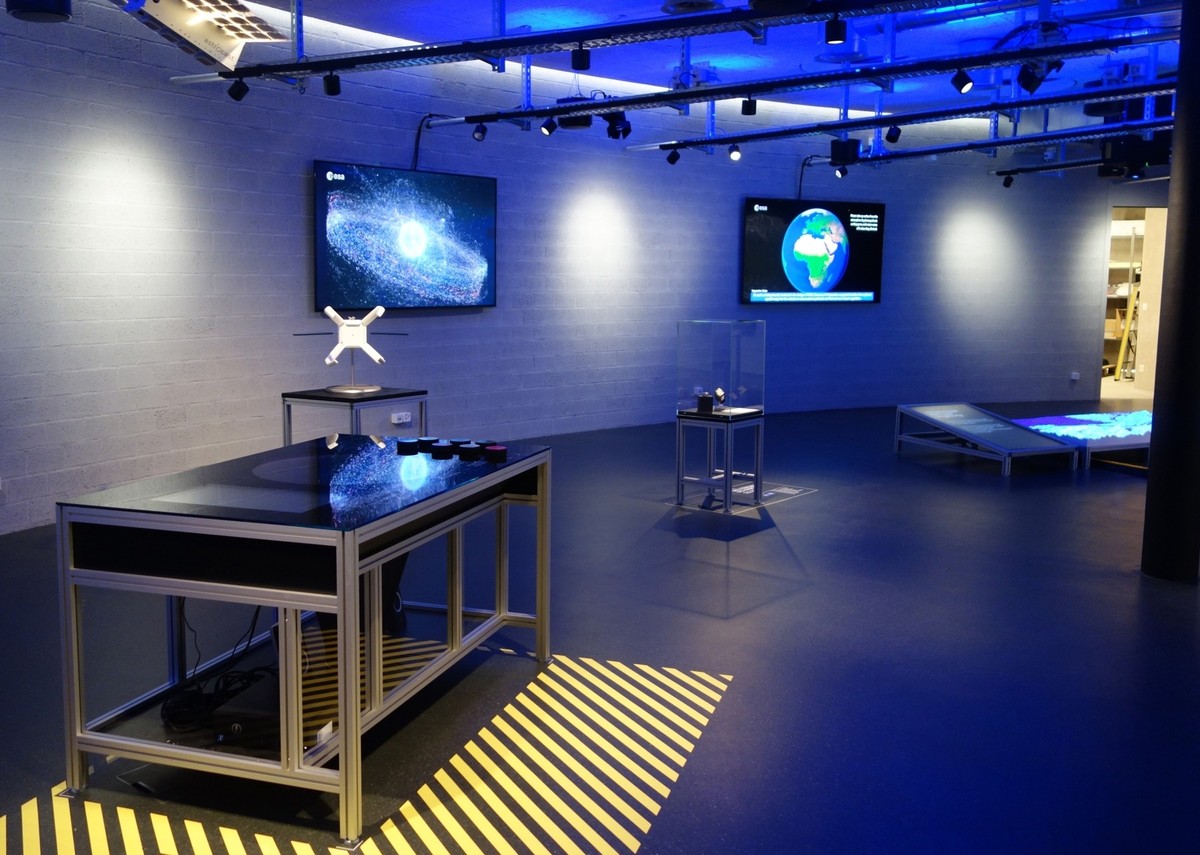 Space Eye: Im Untergeschoss befinden sich neben dem Empfang und dem Planetarium auch mehrere multimediale Stationen zur Vermittlung von Wissen zu Weltraum- und Umweltthemen.