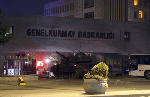 A tank is seen in front of the gate of the General Staff headquarters during an attempted coup in Ankara, Turkey July 16, 2016. REUTERS/Stringer ATTENTION EDITORS - THIS IMAGE WAS PROVIDED BY A THIRD  ...