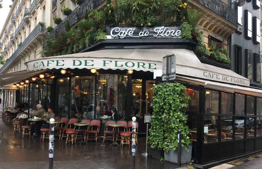Wo sonst geplaudert wird, herrscht heute Stille – das seit Jahren beliebte «Café de Flore».