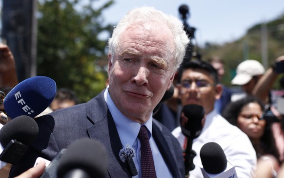 epa12035717 US Democratic Senator from Maryland Chris Van Hollen speaks to the press in Antiguo Cuscatlan, El Salvador, 16 April 2025. Van Hollen arrived in El Salvador to request the release of Salva ...