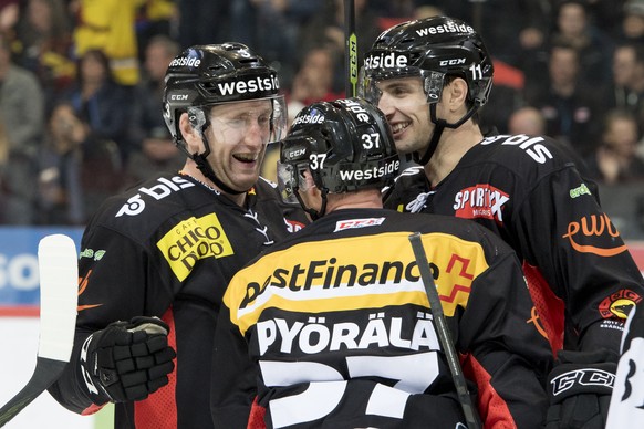 Berns Justin Krueger, Berns Mika Pyoeraelae, und Berns Alain Berger, jubeln nachher dritten Tor, beim Eishockey Meisterschaftsspiel der National League zwischen den SC Bern und dem HC Fribourg Gottero ...