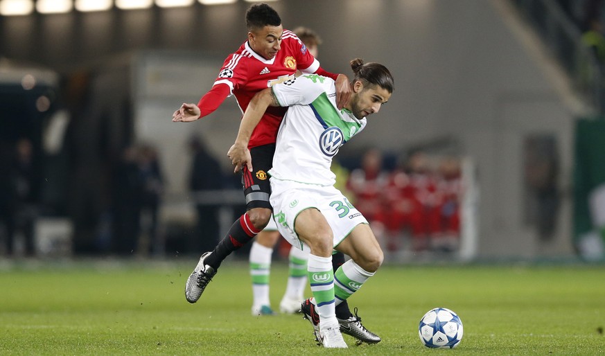Wolfsburgs Nati-Star Ricardo Rodriguez in der Champions League gegen Jesse Lingard von Manchester United.