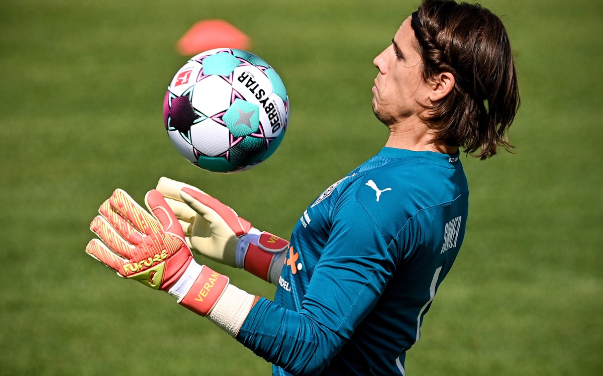 epa08583111 Moenchengladbach's goalkeeper Yann Sommer attends the team's first pre-season training session in Moenchengladbach, Germany, 04 August 2020. All players were required to have two ...