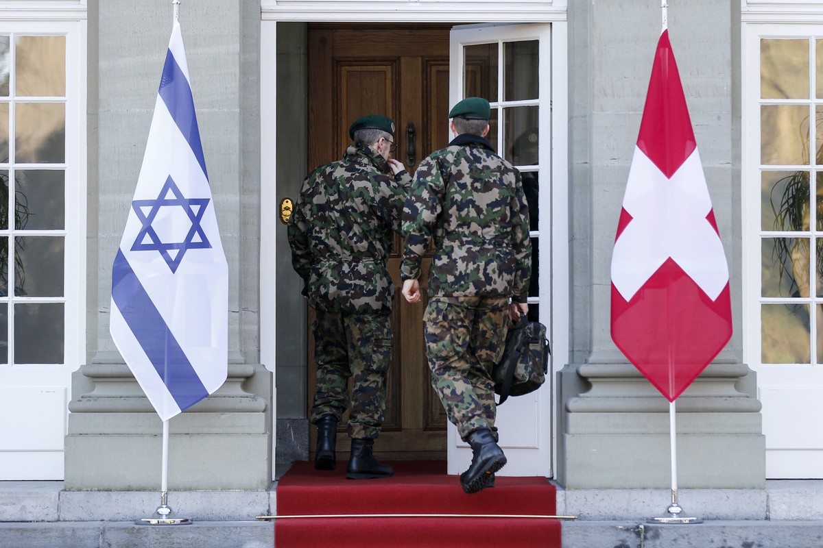 Members of the Swiss army seen next to the flags of Switzerland and Israel during an official visit of Israel's Defense Minister Moshe Ya'alon in Kehrsatz near Bern, Switzerland, Thursday, F ...