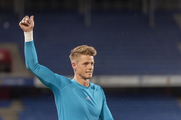 Basels Torhueter Jonas Omlin bedankt sich bei den Zuschauern nach dem Fussball Meisterschaftsspiel der Super League zwischen dem FC Basel 1893 und dem BSC Young Boys im Stadion St. Jakob-Park in Basel ...