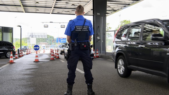 Ein Mitarbeiter von der Eidgenoessischen Zollverwaltung kontrolliert Autos, welche Grenze zwischen Deutschland und der Schweiz ueberqueren am Rande eines Medienanlasses zu den polizeilichen Massnahmen ...