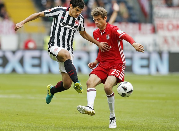 Frankfurt&#039;s Jesus Vallejo, left, and Bayern&#039;s Thomas Mueller challenge for the ball during a German first division Bundesliga match between Eintracht Frankfurt and Bayern Munich in Frankfurt ...